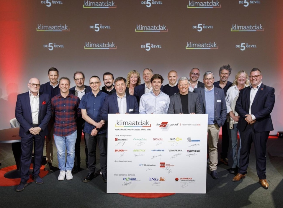 Ondertekening Charter Klimaatdak op event De Vijfde Gevel op 22 april 2024